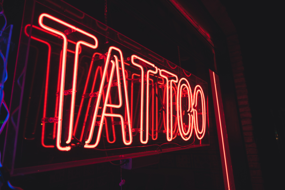 Neon light with the word tattoo in red